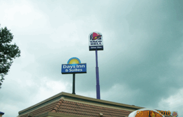 QSR (Quick Service Restaurant) with drive-thru